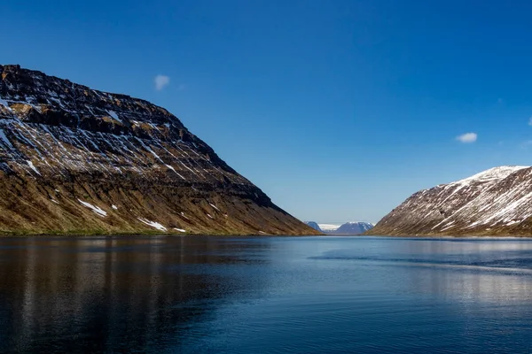 Vackra berg med snö och reflektion i Atlanten. Westfjordar, Island. — Stockfoto