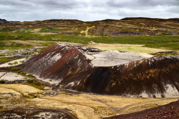 Вулканічний ландшафт на початку літа. Grabrok Crater, West Iceland. — стокове фото