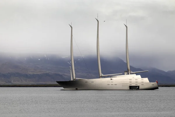 Superjachta ruského miliardáře Melnichenka kotvící poblíž Reykjavíku na Islandu. Jedna z nejdražších jachet na světě, kterou navrhl Philippe Starck. Reykjavík, Island - 17. června 2021 — Stock fotografie