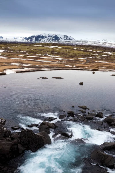 Gyönyörű Táj Thingvellir Nemzeti Park Izland Havas Hegy Folyó Turisztikai — Stock Fotó
