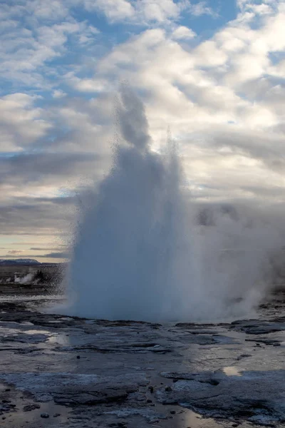 アイスランドでのストロックル間欠泉の噴火 蒸気を通って春の夜の太陽 人気の休暇先 — ストック写真