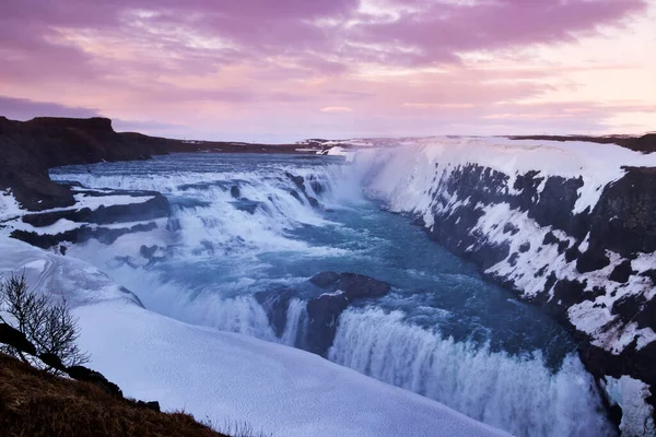 Gullfoss Vízesés Izlandon Gyönyörű Vízesés Drámai Naplementében Kora Tavasszal Vagy — Stock Fotó