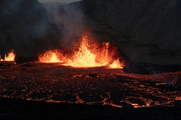 Volcano Eruption Meradalir Fagradalsfjall Iceland Erupting Magma Flowing Lava Night — Zdjęcie stockowe