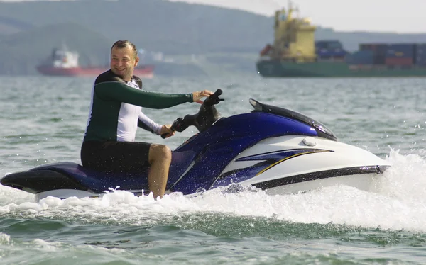 人骑一辆水上摩托艇 — 图库照片