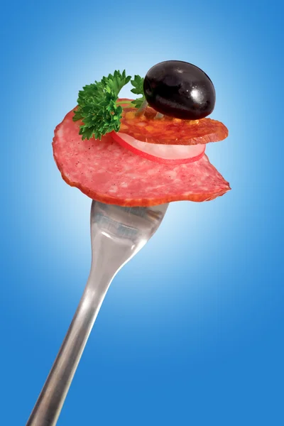 Salami en worst slice op vork — Stockfoto