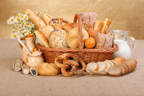 Divers produits de boulangerie dans le panier en osier — Photo