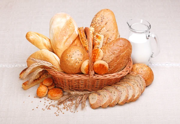 Frisches Brot und Gebäck — Stockfoto