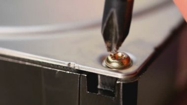 bir vida gevşeterek