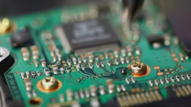 bir cıvata gevşeterek