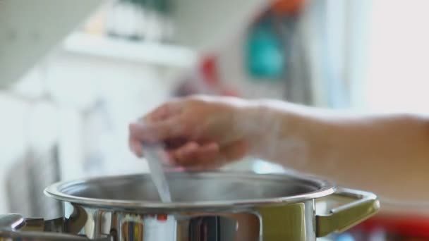 Woman cooking — Stock Video