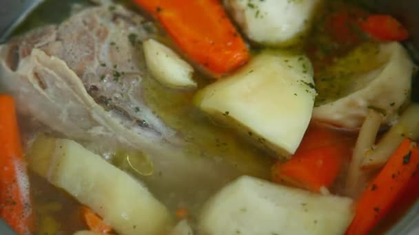 Киплячий суп — стокове відео