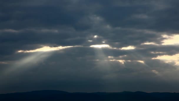 Sonnenstrahlen verblassen am Abend — Stockvideo