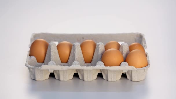 Hand voltooiing karton van eieren — Stockvideo