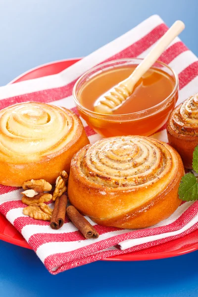 Cinnamon rolls and honey — Stock Photo, Image