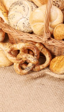 hasır sepet içinde çeşitli pişmiş ürünler