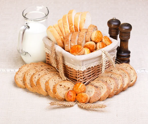 Assortiment de produits de boulangerie tranchés — Photo