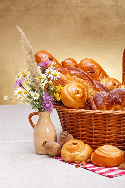 Zoete bakkerijproducten in mand — Stockfoto