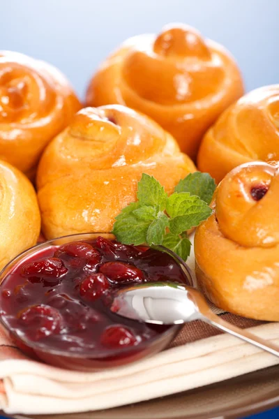 Sauerkirschkuchen und Marmelade — Stockfoto