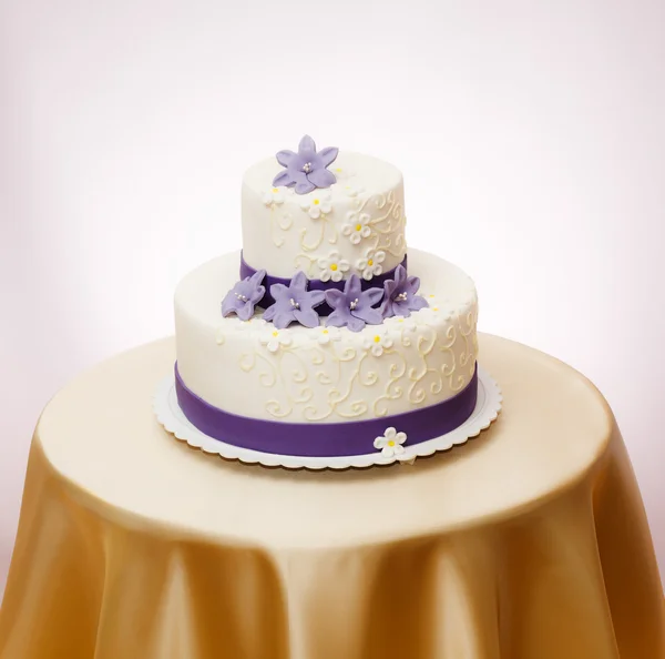 Белый свадебный торт — стоковое фото