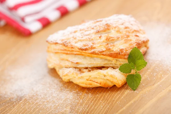 Apfelkuchen auf Holzbrett — Stockfoto