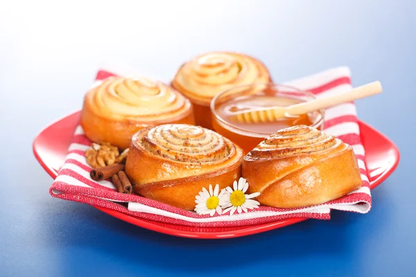 Cinnamon rolls and honey — Stock Photo, Image