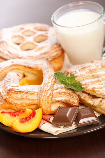 Varie torte e colazione a base di latte — Foto Stock