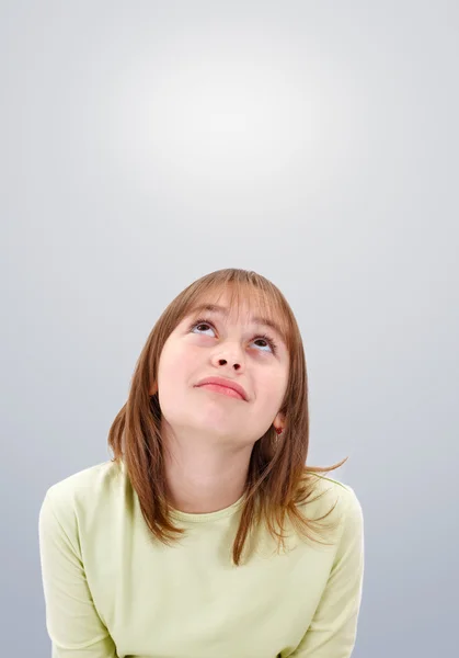 Chica adolescente mirando hacia arriba para copiar espacio —  Fotos de Stock