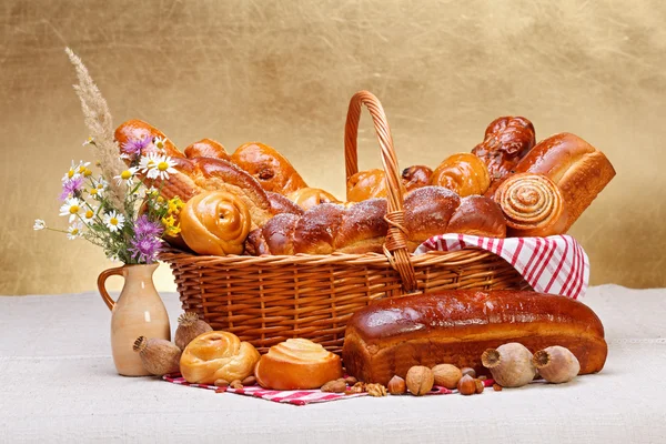 Productos de panadería dulce en cesta — Foto de Stock