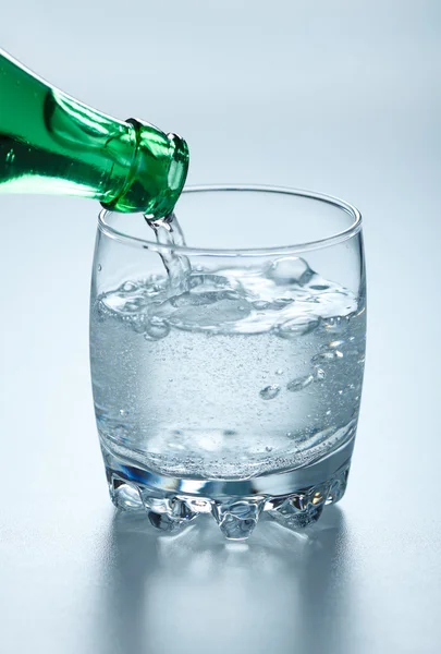 Acqua minerale versata nel vetro — Foto Stock