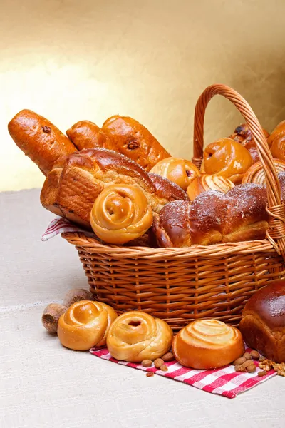 Productos de panadería dulce en cesta —  Fotos de Stock