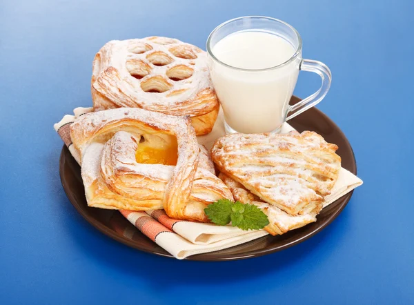 Various cakes and milk breakfast — Stock Photo, Image