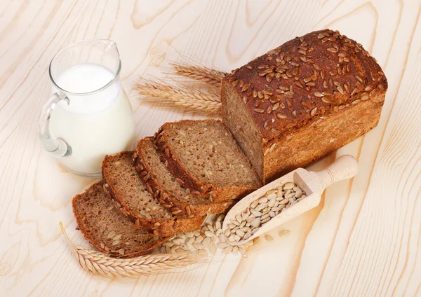 Geschnittenes braunes Brot mit Kernen — Stockfoto