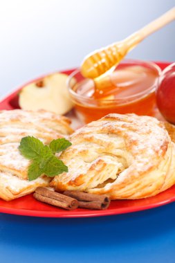 plaka, bal ve elma parçaları üzerinde elma kek
