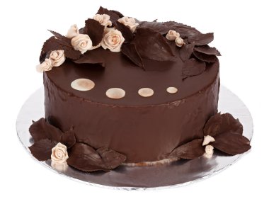 yuvarlak tabakta çikolatalı kek dekore edilmiş