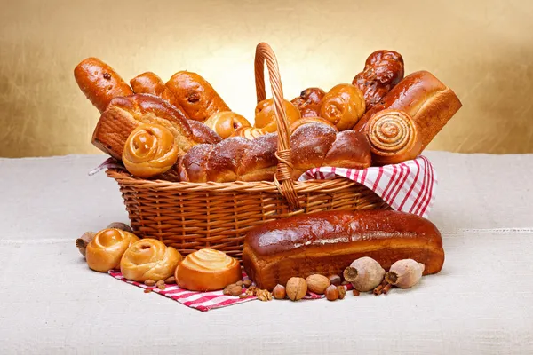 Produtos de padaria doce na cesta — Fotografia de Stock