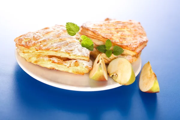 Apfelkuchen auf dem Teller — Stockfoto