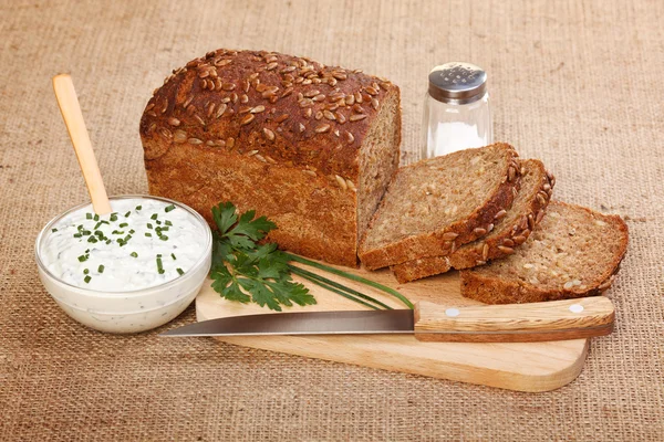 Pan rebanado marrón y crema agria picante — Foto de Stock