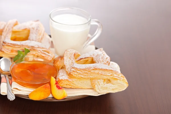 Pfirsichkuchen und Marmelade mit Milch zum Frühstück — Stockfoto