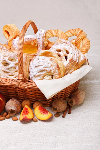Bolos doces em cesta, decoração de frutas — Fotografia de Stock