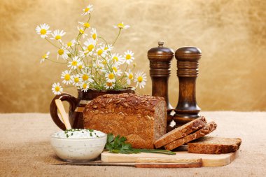 kahverengi dilimlenmiş ekmek ve baharatlı ekşi krema