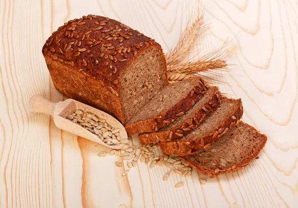 Нарезанный коричневый хлеб с семенами — стоковое фото