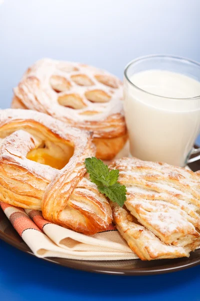 Various cakes and milk breakfast — Stock Photo, Image