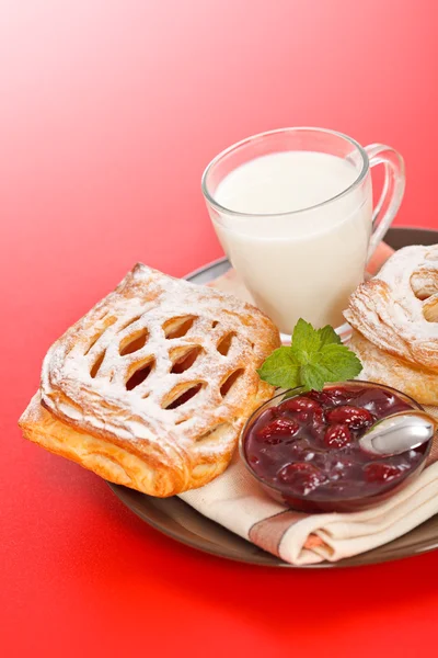 Sour cherry cake, jam and milk — Stock Photo, Image