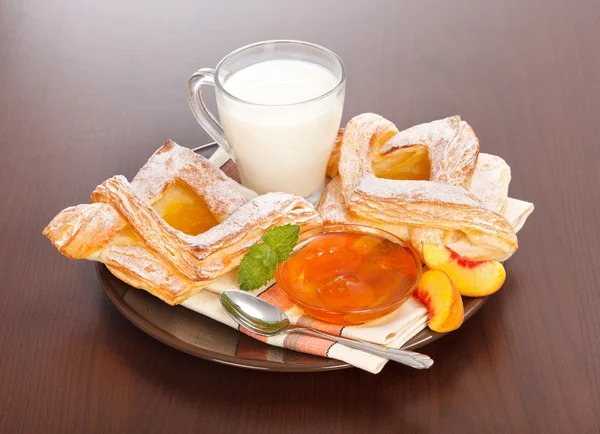 Peach cake and jam with milk for breakfast — Stock Photo, Image