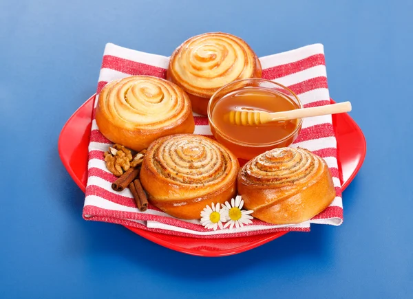 Cinnamon rolls and honey — Stock Photo, Image