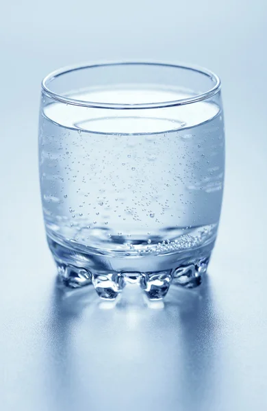 Um copo de água espumante — Fotografia de Stock