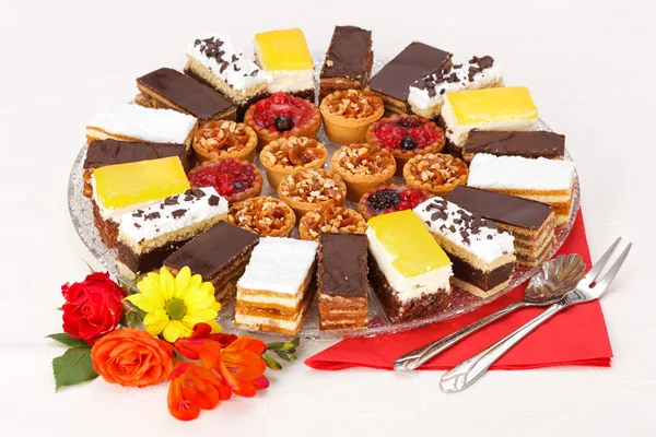 Różne słodkie ciasta na płytki okrągłe — Zdjęcie stockowe