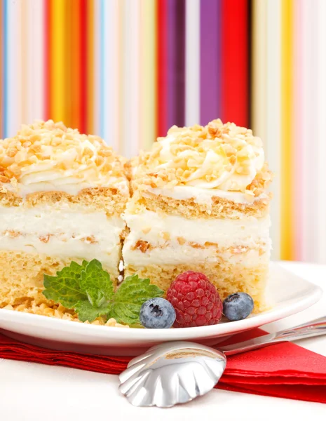 Vista de cerca de la torta de crema batida adornada con bayas —  Fotos de Stock