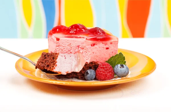Pastel de yogur de frambuesa adornado con bayas —  Fotos de Stock