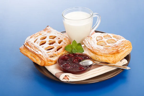 Zure kers taart, jam en melk — Stockfoto